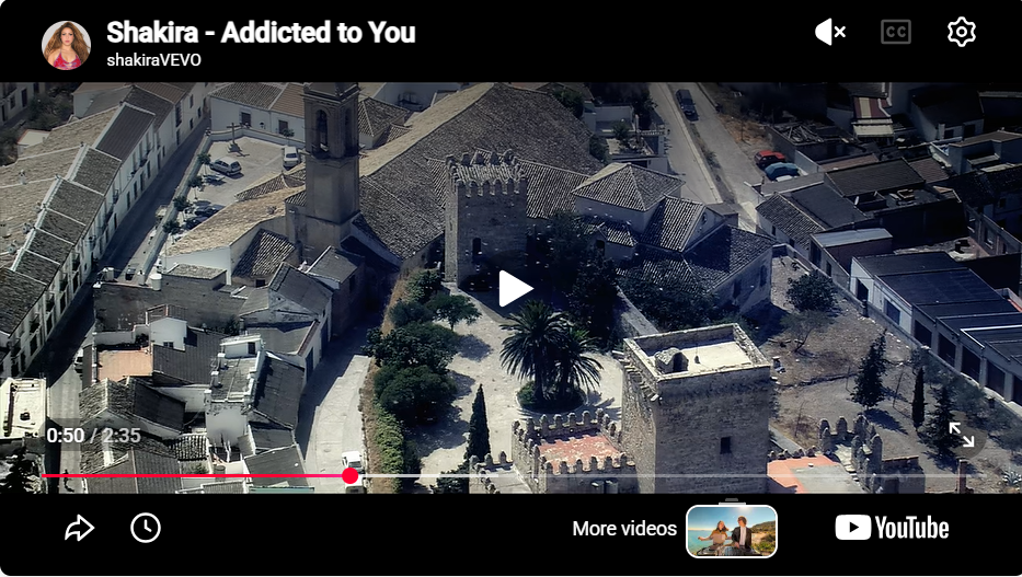 Shakira en castillo ducal de espejo